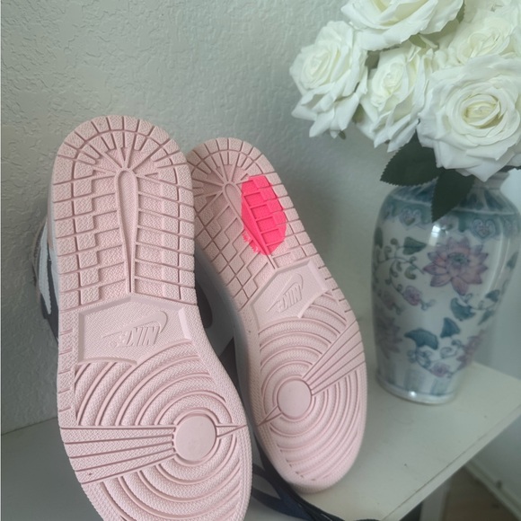 Women's Air Jordan 1 High "Bubble Gum" - Picture 6 of 10